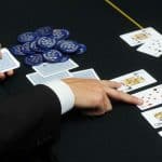 Tricherie à la table de poker : la police française attrape un tricheur de casino avec des mini écouteurs