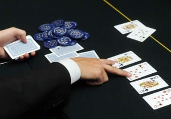 Tricherie à la table de poker : la police française attrape un tricheur de casino avec des mini écouteurs