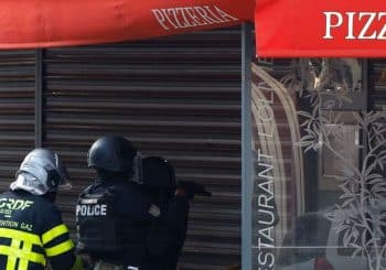 Opération de police : Un homme armé se barricade avec des ouvriers dans un restaurant