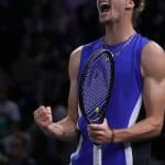 Tennis : Zverev atteint la finale à Paris grâce à une solide performance