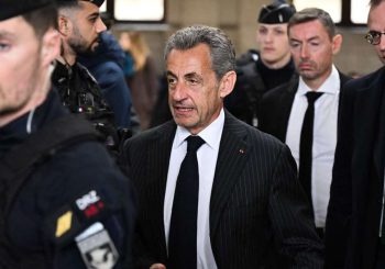Affaire de corruption : l&rsquo;ex-président Sarkozy doit purger sa peine avec un bracelet à la cheville