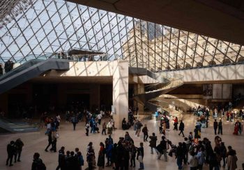 Œuvres d&rsquo;art en péril : patron du Louvre : musée mondial dans un état critique