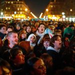 Paris : des centaines de personnes célèbrent la mort de l'extrémiste de droite Le Pen en France