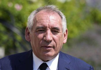 Paris: le gouvernement français survit à nouveau