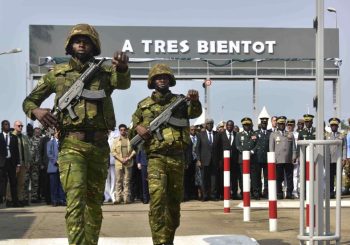Retrait d&rsquo;Afrique: les troupes françaises quittent la Côte d&rsquo;Ivoire