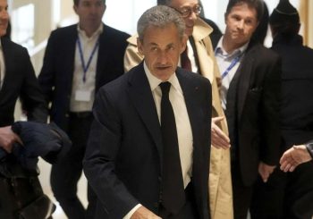 Une peine de prison de 2 ans: l&rsquo;ancien président de la France Sarkozy obtient des pas