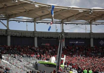 Accident en France: les pulls en parachute sont coincés sur le toit du stade à Toulouse