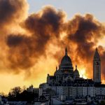 Énorme nuage de fumée: Big Fire in Paris Recycling Company