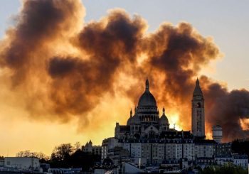 Énorme nuage de fumée: Big Fire in Paris Recycling Company