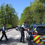 France: L'auteur présumé se tient après une attaque de couteau mortelle dans la mosquée