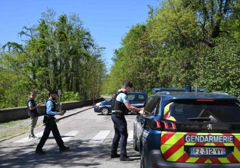 France: L&rsquo;auteur présumé se tient après une attaque de couteau mortelle dans la mosquée