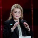Quartier inhabituel: Deneuve pouvait entendre des callas chanter à travers le puits de la cheminée