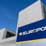 Recherche réussie: Europol: gang de contrebands d'armes internationales excavées