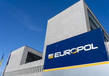 Recherche réussie: Europol: gang de contrebands d&rsquo;armes internationales excavées
