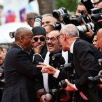 Cannes: Denzel Washington exhorte les photographes et reçoit un prix honoraire