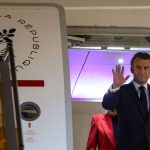 Macron poussant de Grober Wife Brigitte