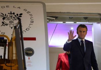 Macron poussant de Grober Wife Brigitte