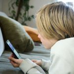 OCDE: Ce qui rend le temps croissant de l'écran avec les enfants