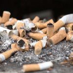 Pour protéger les enfants: la France, en partie, interdit de fumer dans les espaces publics