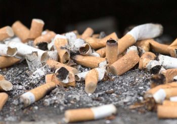 Pour protéger les enfants: la France, en partie, interdit de fumer dans les espaces publics