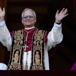 Série Netflix: le pape élection évoque le tir d'Emily à Paris