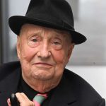 Artiste: Baselitz peint avec un fauteuil roulant