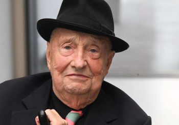 Artiste: Baselitz peint avec un fauteuil roulant