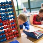 Influence sur l'arithmétique: les garçons ne sont meilleurs en mathématiques que les filles après le début de l'école