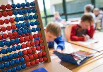 Influence sur l&rsquo;arithmétique: les garçons ne sont meilleurs en mathématiques que les filles après le début de l&rsquo;école