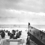 Les troupes alliées atterrissent sur la côte de la Normandie