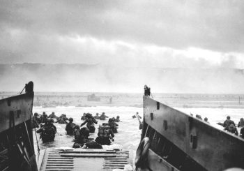 Les troupes alliées atterrissent sur la côte de la Normandie
