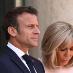 "Dominatrix" Brigitte Macron frappe la main d'Emmanuel
