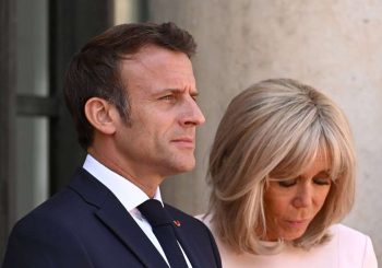 « Dominatrix » Brigitte Macron frappe la main d&rsquo;Emmanuel