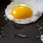 France: Rapport: L'éducateur rugit dans la casserole sur un plancher de cour d'école chaude