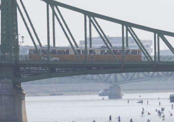 Natation dans les grandes villes: Paris saute dans la Seine: Bathing de la rivière dans les métropoles d&rsquo;Europe