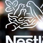 Nourriture: Nestlé donne le tout-effectif pour les clients à cause de l'eau minérale