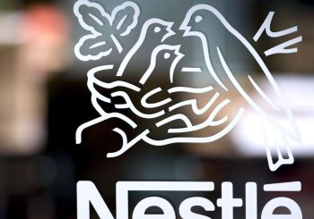 Nourriture: Nestlé donne le tout-effectif pour les clients à cause de l&rsquo;eau minérale