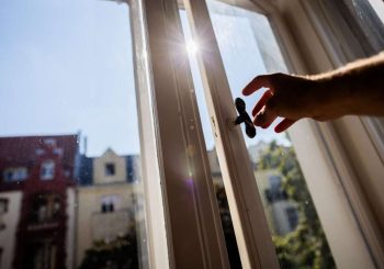 Pollution de l&rsquo;air: Étude: les gens respirent des dizaines de milliers de pièces microplastiques