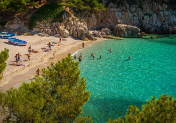 Pendant que les foules se ruent à Saint-Tropez, les habitants gardent ce lieu secret