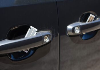 Une nouvelle menace vise les automobilistes : des lames cachées dans les portières