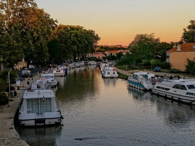 Photo Lucy Pitts Bateaux attachés aux côtés du canal du midi