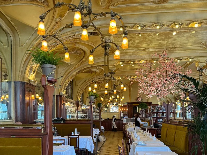 Décor de style Art Nouveau au restaurant Excelsior, Nancy