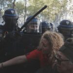 France: des centaines de milliers de personnes protestent contre les plans d'épargne gouvernementaux