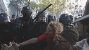 France: des centaines de milliers de personnes protestent contre les plans d'épargne gouvernementaux