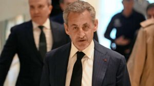 Jugement à Paris: Sarkozy en Libye procédé en partie parlé coupable
