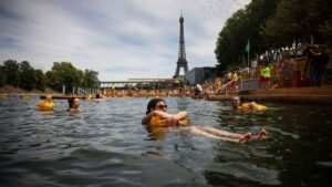 Les bains gratuits restent ouverts plus longtemps: 100 000 personnes à Paris ont sauté dans son