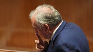 Question de confiance perdue: la France est à la recherche d'un nouveau Premier ministre pour la chute du gouvernement