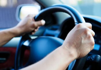 Ta façon de tenir ton volant révèle un détail troublant sur ta personnalité