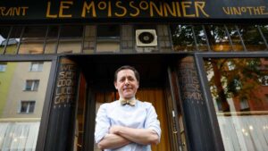 Conseils de Monsieur Moissonnier : Les cellulaires hors de la table ! - C'est comme ça qu'on se comporte dans un restaurant