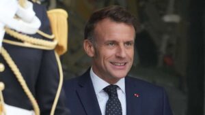 Crise gouvernementale : la France attend la décision de Macron comme Premier ministre